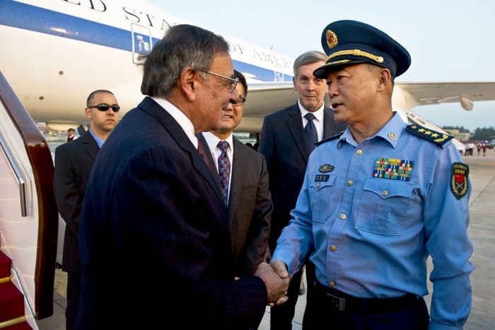 Phó tổng tham mưu trưởng Trung Quốc Mã Hiểu Thiên đón Bộ trưởng Quốc phòng Mỹ tại sân bay