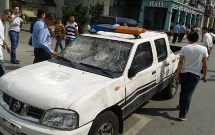 Một chiếc xe cảnh sát Trung Quốc bị đập tơi tả chỉ vì nó mang thương hiệu Nissan