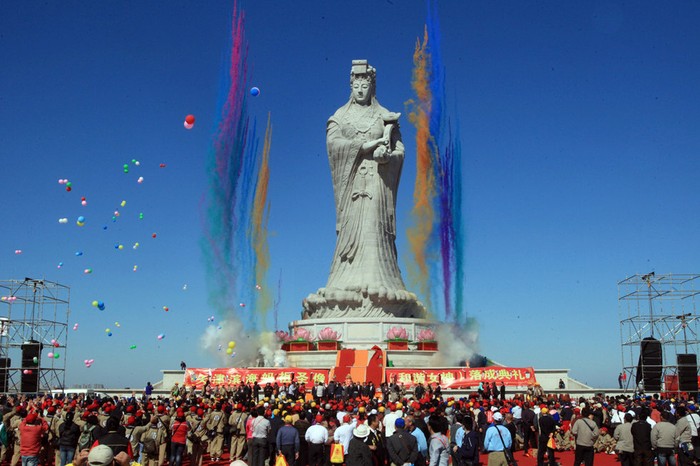 Hàng ngàn con nhang đệ tử, tín thí thập phương và khách du lịch đổ về Thiên Tân dự lễ khánh thành tượng Ma Tổ