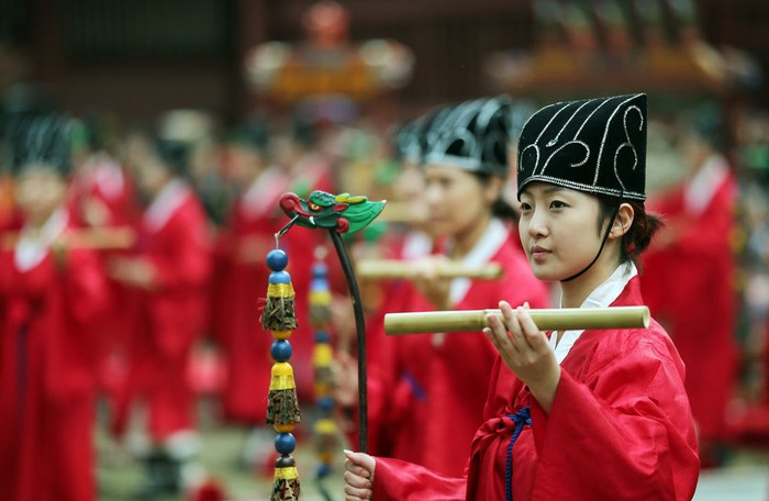 Tế Khổng Tử và các bậc tiền hiền Nho giáo là một trong những hoạt động giáo dục văn hóa truyền thống dân tộc Triều Tiên cho sinh viên Hàn Quốc