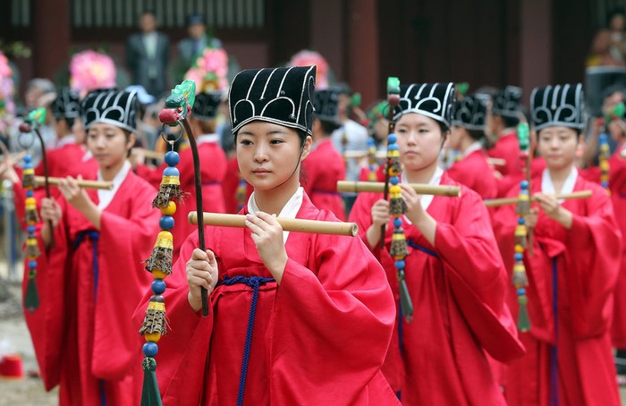 Hàn Quốc chịu ảnh hưởng khá sâu đậm của nền văn hóa Trung Hoa, trong đó có Nho giáo