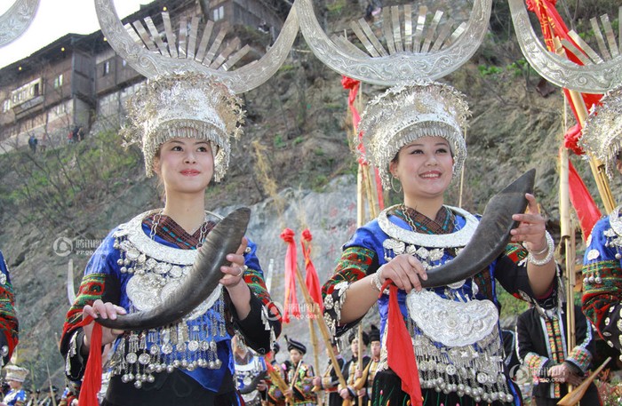 Thiếu nữ Mèo Quý Châu, Trung Quốc trong trang phục truyền thống với những món đồ trang sức làm từ bạc