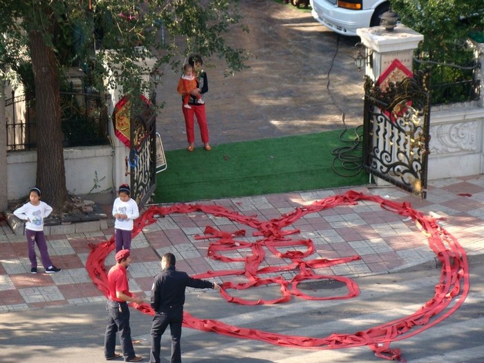 Bánh pháo nổ dài 1 km được xếp thành hình chữ "Song hỉ" lồng trong trái tim trước cổng khách sạn