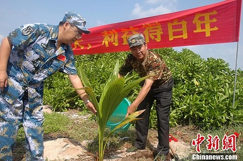 Tiêu Kiệt (phải) và Chính ủy cái gọi là khu phòng thủ Tam Sa trồng dừa trên đảo Phú Lâm và quay phim, chụp ảnh tuyên truyền bóp méo về chủ quyền Biển Đông