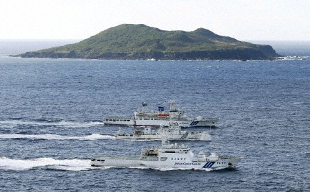 2 tàu Cảnh sát biển Nhật Bản ngăn chặn t1 àu Hải giám Trung Quốc đang tìm cách đổ bộ lên nhóm đảo Senkaku