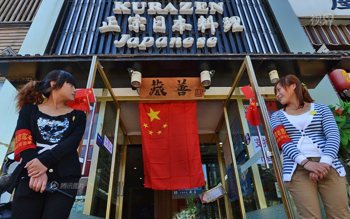 Các nhà hàng bán đồ ăn Nhật Bản tại Trung Quốc phải treo cờ Trung Quốc hoặc biểu ngữ "Đảo Điếu Ngư là của Trung Quốc" nếu không muốn bị người biểu tình quá khích đập phá