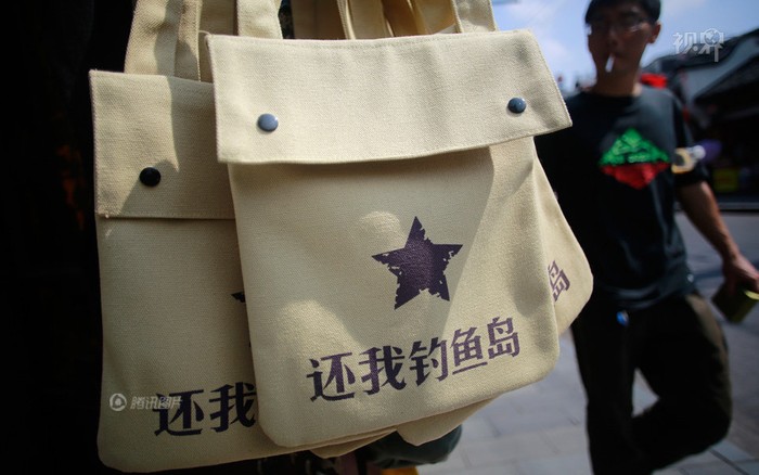 Những chiếc túi in khẩu hiệu tuyên bố chủ quyền với đảo Senkaku xuất hiện khắp các sạp hàng
