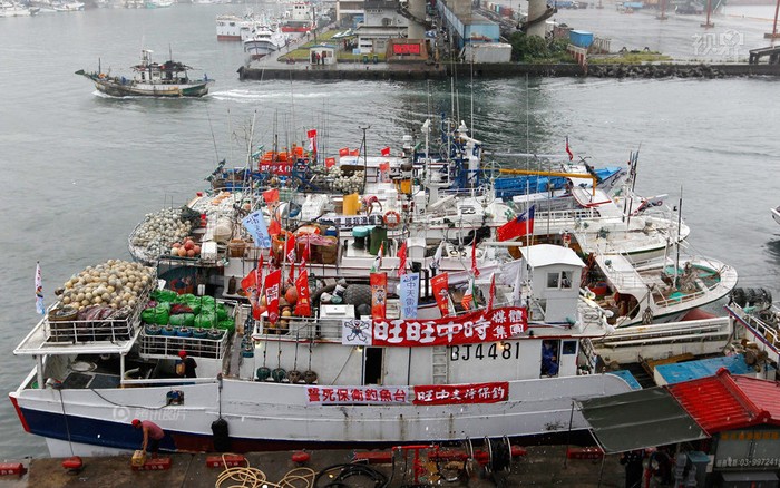 Tờ Vượng Báo tại Đài Loan cũng tranh thủ căng băng rôn quảng bá thương hiệu lên các tàu thuyền tràn ngập biểu ngữ chống Nhật Bản