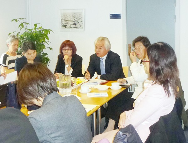 Phái đoàn học giả Trung Quốc do Ngô Sỹ Tồn (giữa) dẫn đầu sang tuyên truyền tại Đan Mạch ngày 1/10
