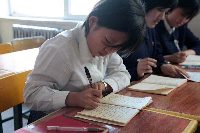 Nữ sinh trường cấp 2 Chongryu Bình Nhưỡng trong giờ tự học
