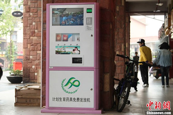 Máy phát miễn phí bao cao su và một số loại thuốc tránh thai được lắp đặt tại đại học Trùng Khánh ngày hôm qua 8/10