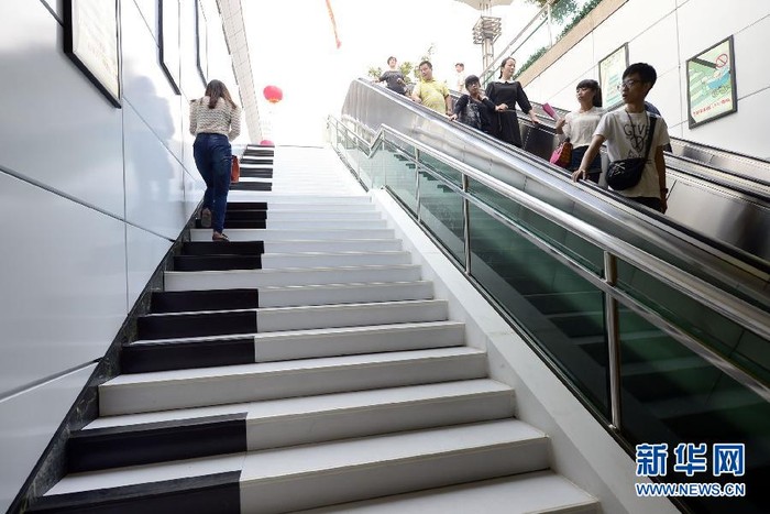 Cầu thang hình phím đàn piano, mỗi bậc là một nốt nhạc