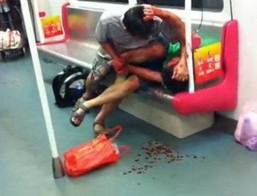 2 người đàn ông một già, một trẻ đánh nhau chảy máu chỉ vì 1 chỗ ngồi trên tàu điện ngầm số 4 Quảng Châu hôm 7/10