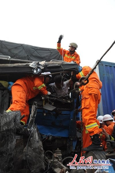 Lực lượng cứu hộ giải cứu một lái xe tải mắc kẹt