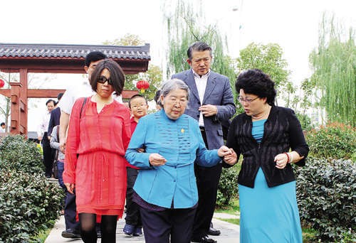 Bà Lý Mẫn (giữa) con gái trưởng của Mao Trạch Đông và Hạ Tử Trân thăm lại nơi cha mình từng làm việc. Cháu ngoại Mao Trạch Đông - Lý Đông Mai (áo đỏ) đi cùng mẹ. Lý Đông Mai sinh năm 1972, từng du học ở Mỹ và đang làm chủ một doanh nghiệp tư nhân tại Bắc Kinh.