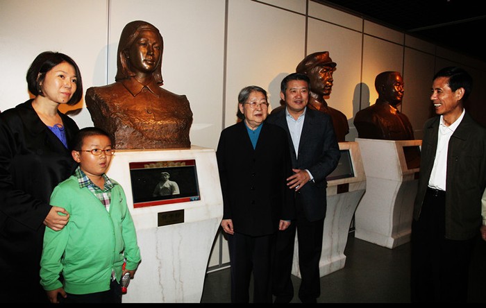Lý Mẫn cùng con gái, con rể, cháu ngoại chụp ảnh bên tượng bán thân mẹ mình - bà Hạ Tử Trân, vợ Mao Trạch Đông