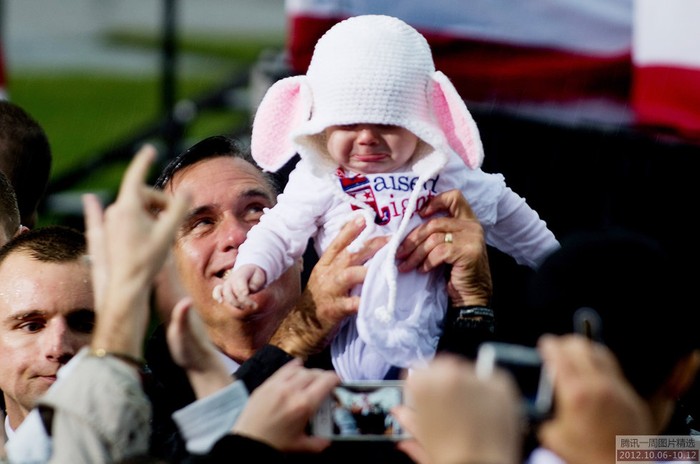 Một đứa bé sợ phát khóc khi ứng viên Tổng thống Mỹ Mitt Romney bế nó lên trong một cuộc vận động tranh cử tại bang Vigrinia