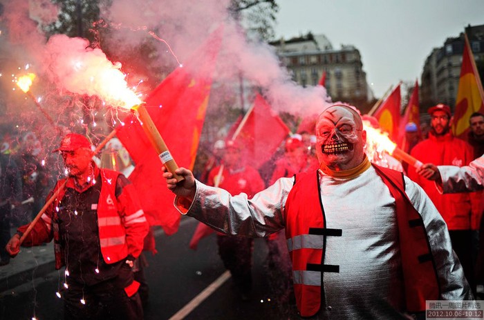 Ngày 9/10, hơn 1000 công nhân ngành xe hơi Pháp tổ chức biểu tình chống cắt giảm nhân công tại Paris