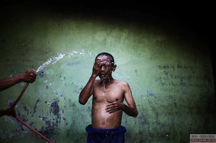 Ujiang, một người đàn ông Indonesia bị tâm thần đang tắm bên ngoài trung tâm điều dưỡng Jamrud Biru hôm 10/10