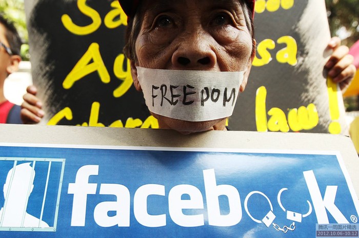 Ngày 9/10 dân Philippines biểu tình trước trụ sở Tòa án tối cao nước này nhằm phản đối các biện pháp chống tội phạm Internet gây hạn chế quyền truy cập thông tin của người dân nước này