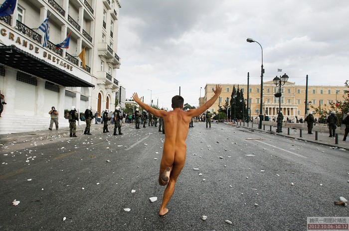 Một người đàn ông Hy Lạp khỏa thân phản đối chuyến công du Athens của bà Thủ tướng Đức Angela Merkel hôm 9/10