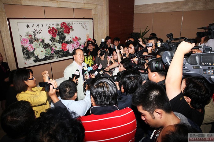 Tối 11/10 nhà văn Trung Quốc Mạc Ngôn trả lời báo chí sau khi biết mình vừa được giải Nobel Văn học