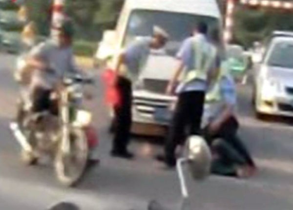 3 cảnh sát giao thông Hạ Môn, Phúc Kiến đánh hội đồng một lái xe taxi (ảnh chụp từ clip)