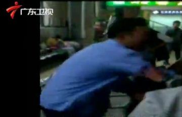Người đàn ông lực lưỡng vật đứa bé lượm ve chai 11 tuổi ra sàn nhà ga vì "dám" tranh giành lãnh địa làm ăn với họ (ảnh cắt từ clip)