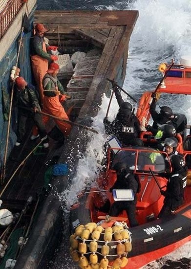 Cảnh sát biển Hàn Quốc ngăn chặn ngư dân Trung Quốc xâm nhập trái phép và đánh bắt trộm trên vùng biển chủ quyền của Seoul