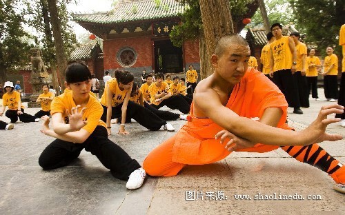 Ngày càng nhiều thanh thiếu niên Trung Quốc và nước ngoài tìm về Thiếu Lâm Tự học võ, vừa để phòng thân vừa nâng cao sức khỏe. Trường hợp như Minh quả là hy hữu, một kẻ bất hiếu, côn đồ mà biết võ nghệ sẽ nguy hiểm hơn rất nhiều cho xã hội (Hình chỉ có tính chất minh họa)