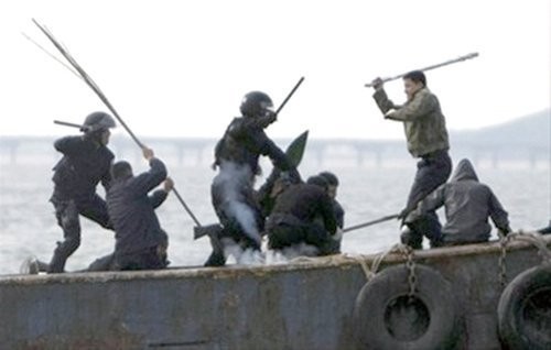 Ngư dân Trung Quốc manh động, liều lĩnh dùng dao, cưa chống trả quyết liệt lực lượng Cảnh sát biển Hàn Quốc khi bị kiểm tra, ngăn chặn