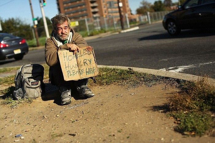 Một người đàn ông vô gia cư đang đói cần giúp đỡ, "ăn mày kiểu Mỹ"