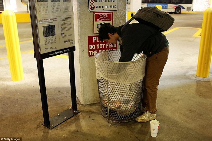 Một thanh niên 21 tuổi nghiện ma túy đang tìm kiếm thức ăn trong sọt rác