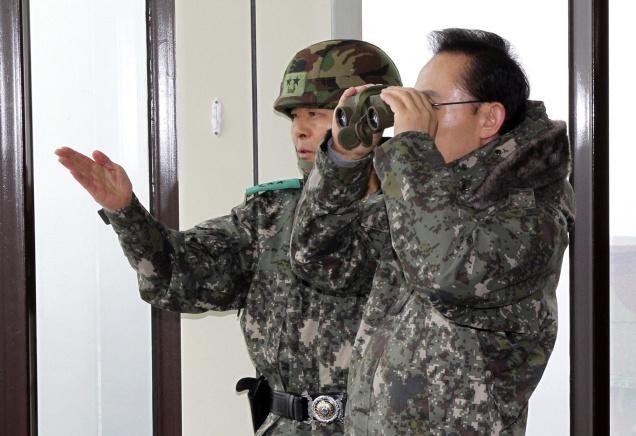 Tổng thống Hàn Quốc Lee Myung-bak dùng ống nhòm nhìn về phía Bắc Triều Tiên tại một căn cứ quân sự Hàn Quốc (ảnh AP)