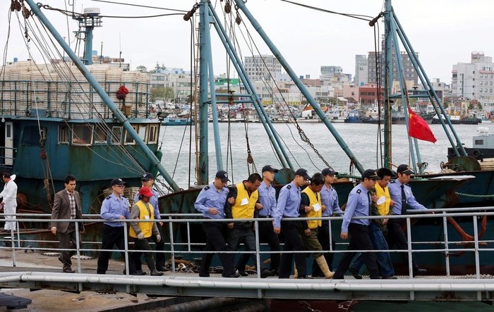 Cảnh sát biển Hàn Quốc áp giải các ngư dân Trung Quốc xâm nhập và đánh bắt trái phép trên vùng biển Hàn Quốc