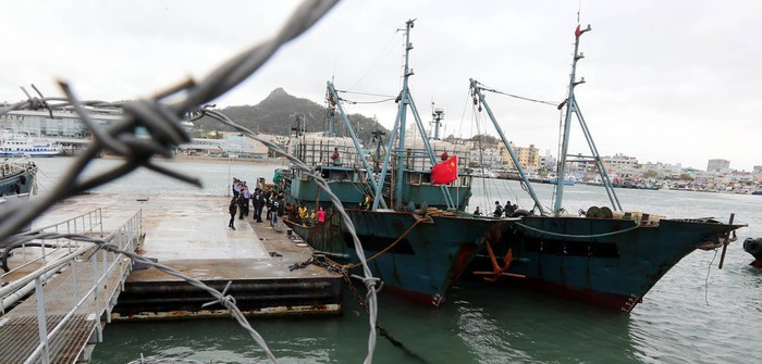 Tàu cá Trung Quốc bị Cảnh sát biển Hàn Quốc áp tải vào bờ