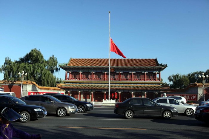 Tây Hoa Môn - Bắc Kinh treo cờ rủ chia buồn cùng Campuchia