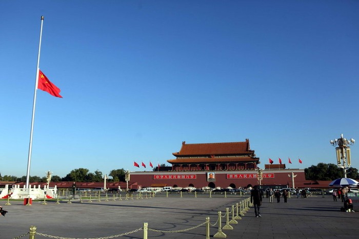 Thiên An Môn treo cờ rủ chia buồn cùng Campuchia, một trong những nghi thức ngoại giao cao nhất của Trung Quốc