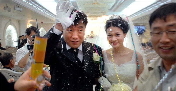 Kim Wan-su một người đàn ông Hàn Quốc kết hôn với một phụ nữ Việt Nam sau tour du lịch 5 ngày tìm vợ (ảnh The New York Times, 2008)