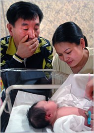 Anh Kim Wan-su bên người vợ Việt Nam và cô con gái đầu lòng (ảnh The New York Times)