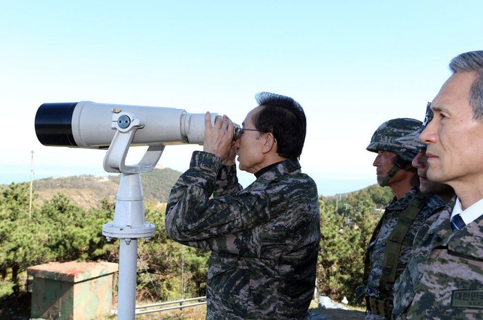 Ông Lee Myung-bak sử dụng ống nhòm quân sự nhìn về phía đất liền Bắc Triều Tiên