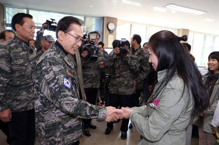 Thăm hỏi, động viên khích lệ các quân nhân đồn trú trên nhóm đảo Yeonpyeong
