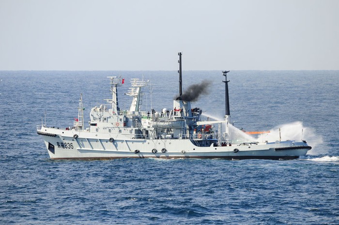 Tàu hải quân 836 hạm đội Đông Hải diễn tập chữa cháy cứu viện 1 tàu Hải giám "trúng đạn" đối phương