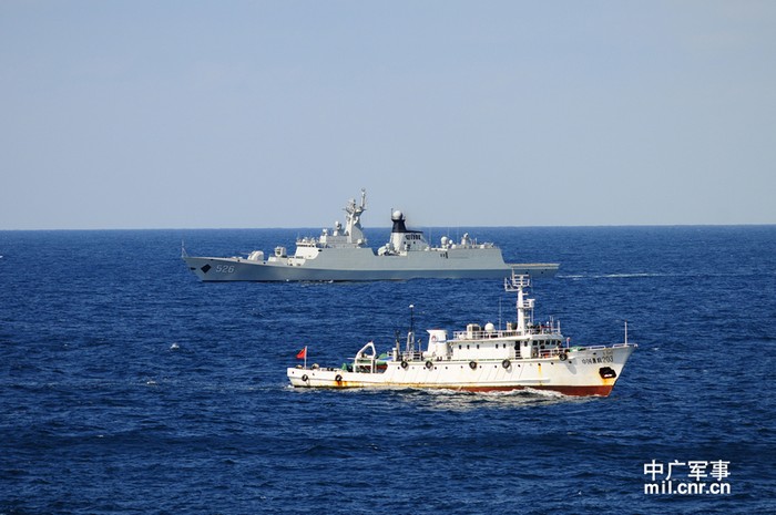 Tàu hải quân và tàu công vụ Trung Quốc cùng kéo ra Hoa Đông
