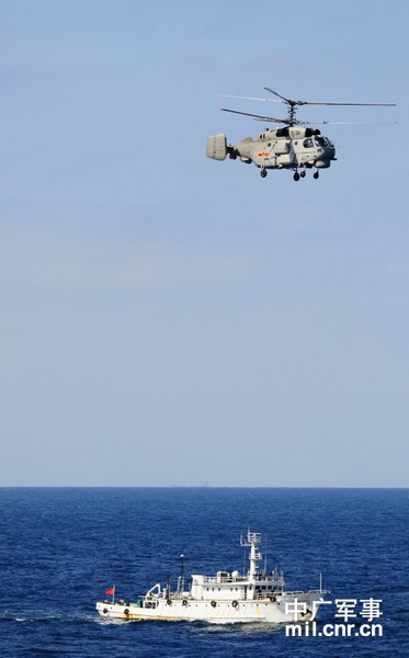 Kết hợp lực lượng trực thăng trên không và tàu dưới biển