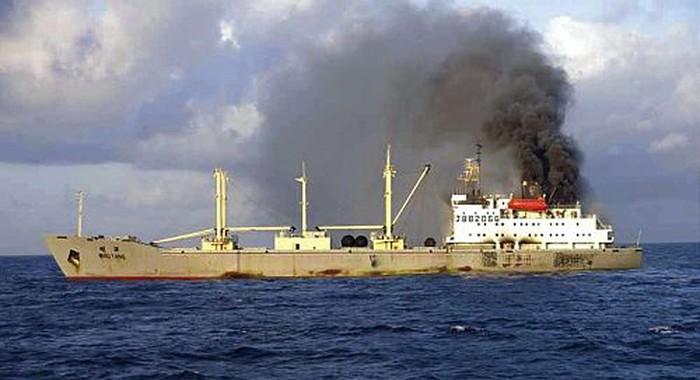 Tàu Trung Quốc bốc cháy trên biển Hoa Đông, 64 thủy thủ được Cảnh sát biển Nhật Bản giải cứu