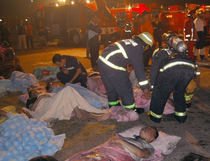 Các bệnh nhân được sơ tán ra ngoài, 45 phút sau đám cháy mới được dập tắt