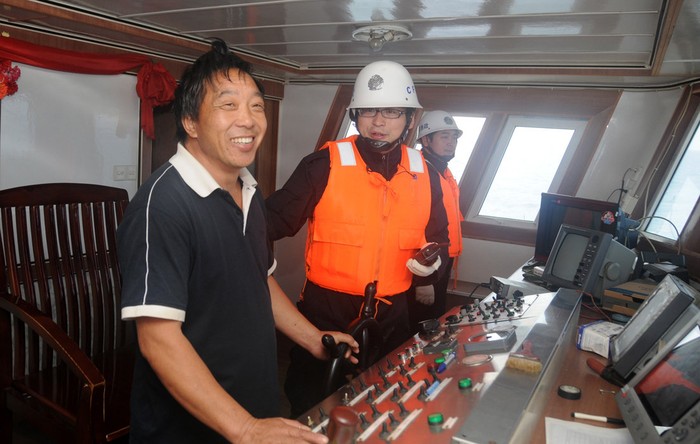 Chỉ huy tàu Ngư chính 202 và 44061 động viên 1 thuyền trưởng tàu cá Trung Quốc. Trong ngày hôm qua 26/12, 2 tàu Ngư chính này đã hộ tống 20 tàu cá Trung Quốc kéo ra gần Senkaku đánh bắt