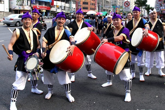Một nhóm người đồng tính nam mang theo trống để cổ vũ. Năm nay ngoài những người đồng tính Đài Loan còn có sự xuất hiện của dân đồng tính Hàn Quốc, Nhật Bản, Singapore...