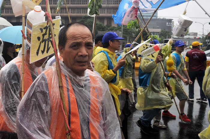 Bất chấp trời mưa, hơn 3000 người biểu tình vẫn vác biểu ngữ xuống đường
